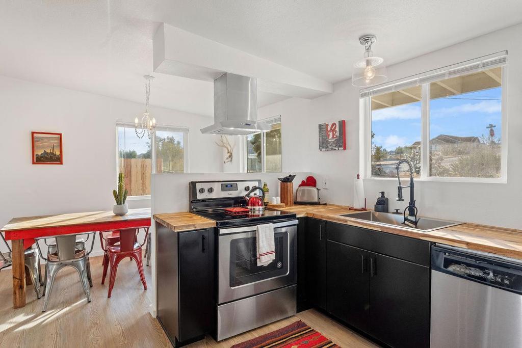 Cozy Stylish Home In The Heart Of Jt Village Джошуа-Три Экстерьер фото