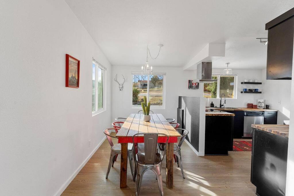 Cozy Stylish Home In The Heart Of Jt Village Джошуа-Три Экстерьер фото